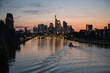 Sonnenuntergang mit Blick auf den Main und der Frankfurter Skyline