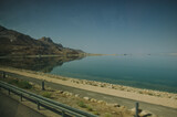 Fototapeta  - Widok na Morze Martwe w Izraelu podczas jazdy autokarem przez okno w czasie pielgrzymki.