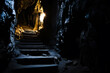 Escalier remontant d'un cave creusée dans la roche