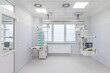Zupełnie nowa sala pooperacyjna dla chorych w szpitalu, z wyposażeniem. Sala intensywnej terapii pacjentów po zabiegach.