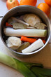 Przygotowywanie domowego rosołu- warzywa (pietruszka, seler, marchew, por) w garnku wraz z przyprawami (liść laurowy, ziele angielskie)