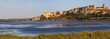 Photo Bages village étang de Bages Aude lagune littoral audois Languedoc Roussillon Occitanie Sud de la France photographie panoramique colline et habitations en bordure d'un lac 