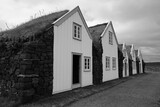 Fototapeta  - Alte  in die Erde und den Fels gebaute Häuser auf Island
