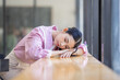 © David - Portrait of smiling asian girl in holiday or day off posing in cafe, looking confident and stylish.