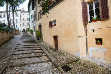 Canvas Print - Pedestrian Alley in Spoleto - Italy