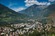Panoramablick über ein Tal in Südtirol mit kleinen Ortschaften und Bergen im Hintergrund