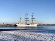 Das Segelschulschiff Gorch Fock der Deutschen Marine im Winter an seinem Liegeplatz in Kiel im Marinehafen