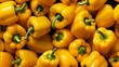 Ein Hintergrundbild von gelben Paprika als endloses Muster.