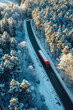 LKW fährt auf einer Straße im Winter durch den Wald, Luftaufnahme