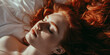 Hübsche rothaarige Frau liegend im Bett Querformat für Banner, ai generativ