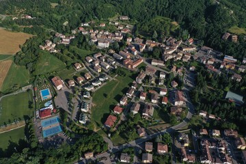 Canvas Print - aerial view of the village of Carpineti on the hills of Reggio Emilia, Italy