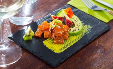 Canvas Print - Delicious fresh tuna tartar with avocado dressed with spicy mango sauce