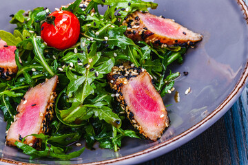 Wall Mural - Fresh salad bowl with arugula, tuna and cherry tomato. Helthy food. Diet menu.