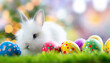pâques lapin blanc avec œuf peint décoré coloré sur herbe et fond avec espace de copie. Concept de fête et vacances de Pâques et chasse aux oeufs en chocolat