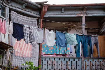 Wall Mural - Old crumbling traditional georgian house with wooden balcony and laundry drying on a clothesline in Kala, Tbilisi old town (Georgia)