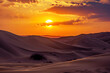 Goldene Stille: Majestätische Dünenlandschaft in der unendlichen Schönheit der Wüste