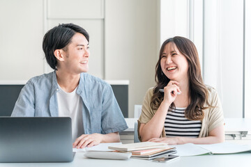 Canvas Print - 大学・学校で楽しい講義を受ける大学生（高校生・学生・塾・予備校）
