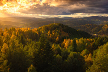 Fototapeta panorama z nowej wieży widokowej na malniku nad muszyną jesienią. widok w stronę doliny popradu.