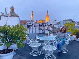 Wall Mural - sevilla mujer en una terraza de noche con la giralda y la catedral de fondo IMG_4493-as24