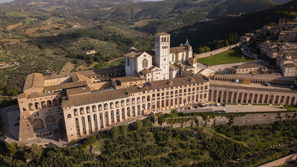 Basílica de San Francisco de Asís en la ciudad de Asís Italia rodeada de naturaleza y montañas llenas de árboles hermosa arquitectura 