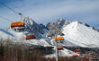 Wyciąg narciarski w Wysokich Tatrach na Słowacji, w tle Łomnica,