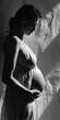 Hübsche Schwangere Frau im Seitenprofil in schwarz weiß Porträt, ai generativ