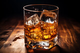 Whiskey on Ice in einem rauchig holzigen Umfeld, Genuss und Lifestyle