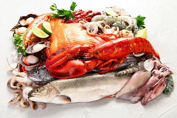 Canvas Print - Fresh fish and seafood arrangement. Fresh lobster, mussels, oysters as an ocean gourmet dinner.