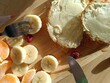 Zdrowe przekąski, kanapki z miodem, masłem i owocami