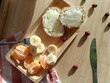 Zdrowe przekąski, kanapki z miodem, masłem i owocami