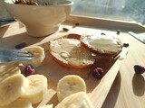 Fototapeta  - Zdrowe przekąski, kanapki z miodem, masłem i owocami