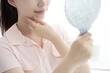 © 상은 신 - Young woman checking face with mirror