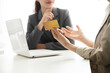 © 상은 신 - Businesswoman consulting with credit card