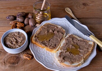 White bread slices with pecan nut butter and honey