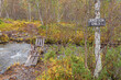 Landschaftsfotografie von einer Brücke auf einem Wanderweg im Herbst in Norwegen, Skandinavien. 