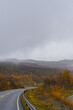 Eine skandinavische Straße mitten in Norwegen mit Blick auf die weite, bergige Landschaft.