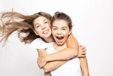 Zwei Mädchen Im Studio Portrait Mit Fliegenden Haaren