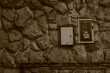 Medidores de electricidad en muro de piedras