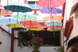 Paraguas colgantes de colores