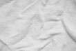 Grobe weiße Stofftextur mit Falten - Heller rustikaler Hintergrund