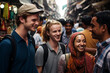 Junge internationale Touristen tauschen sich mit Einheimischen auf einem geschäftigen Markt aus, ein Erlebnis der kulturellen Verbindung und des Lächelns