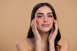 © anatoliycherkas - Beauty portrait of happy woman applying pink hydro gel pathches on her eyes