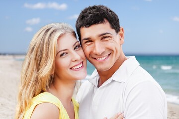 Canvas Print - Young diverse couple have fun together at the beach