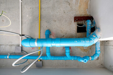 The water pipe system, wastewater pipes and electrical wiring are neatly installed under the ceiling.