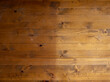 Alter und neu abgeschliffener Holzboden aus Holzdielen