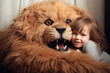 Ein Kind kuschelt mit einem Babylöwe. Der Löwe ist ein Kuscheltier