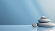 Zen Steine Meditation Wellness blauer Hintergrund minimalistisch
