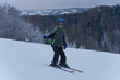 chłopiec na nartach