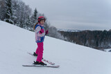 Fototapeta Lawenda - Dziewczynka na nartach