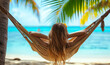 attraktive Frau entspannt in einer Hängematte am Strand